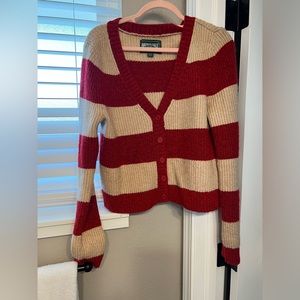 American Eagle Red and tan cropped v necked sweater